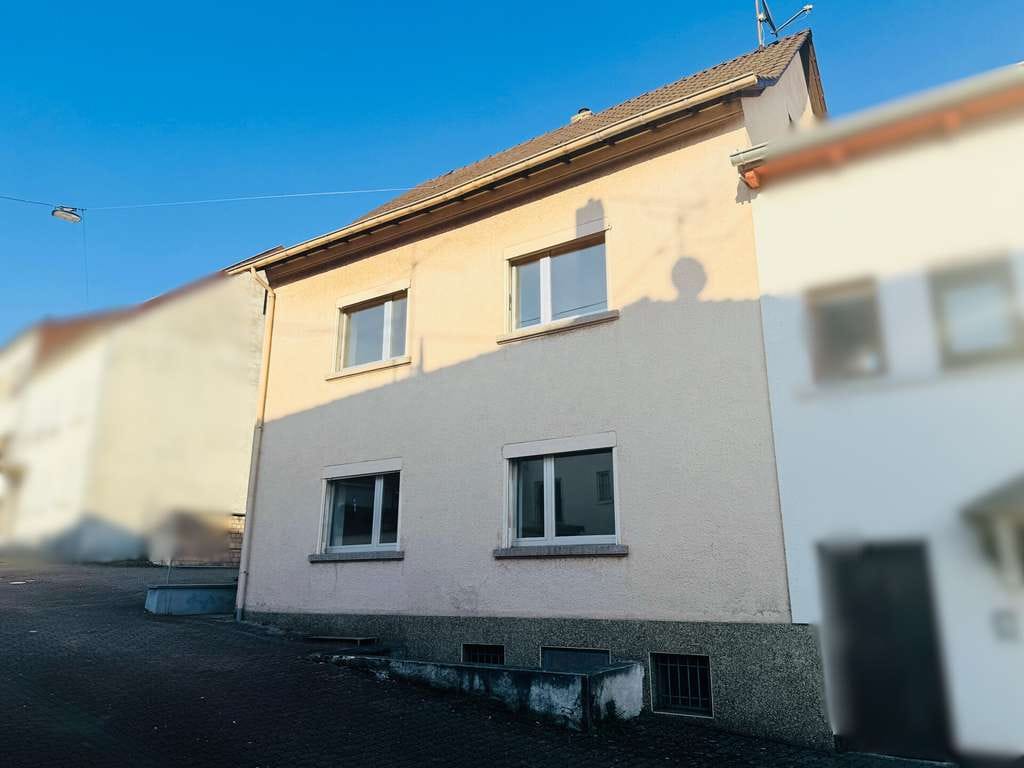 Immobilie in Dillingen/Saar - Renovierungsbedürftiges Reihenendhaus mit Potential in zentraler Lage von Dillingen-Diefflen - Bild 1