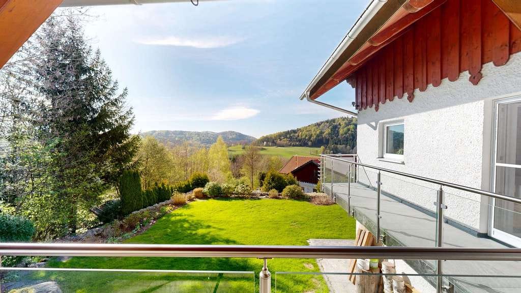 Immobilie in Waldkirchen - Einfamilienhaus mit Einliegerwohnung – PV & Solarthermie, Doppelgarage - Ruhe pur mit Fernblick - Bild 3