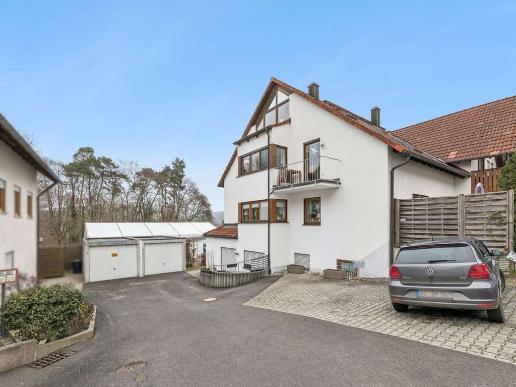 Immobilie in Neukirchen bei Sulzbach-Rosenberg - 3-Zimmer-Maisonette-Wohnung mit Balkon, ausgebautem Spitzboden und Garage - Bild 0