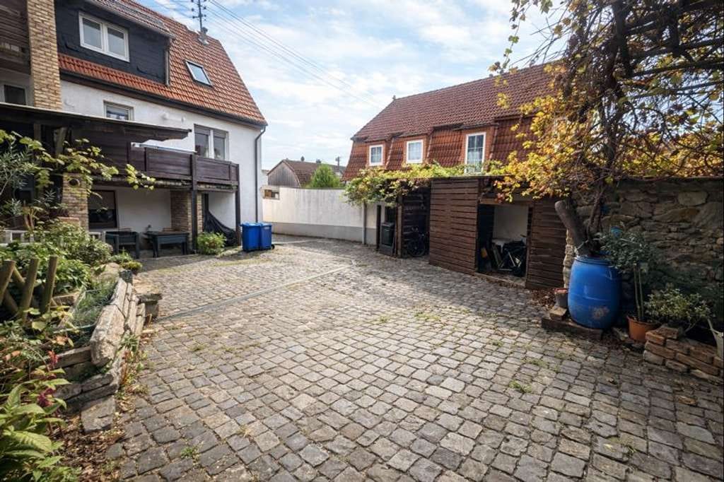 Immobilie in Hofheim am Taunus - Großzügige Maisonettewohnung über drei Etagen mit Haus-im-Haus-Charakter - Bild 1
