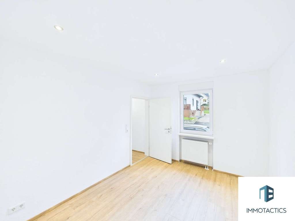 Immobilie in Simmertal - Saniertes Einfamilienhaus mit Weitblick, Balkon, Terrasse mit Garten, PV-Anlage und Wärmepumpe - Bild 2