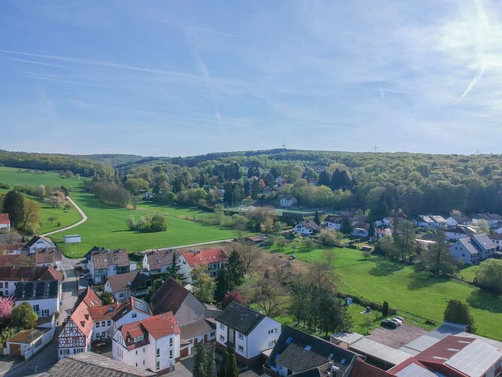Immobilie in Hofheim am Taunus - Großzügiges Mehrfamilienhaus mit weitläufigem  Grundstück und erheblichem Entwicklungsspielraum - Bild 2