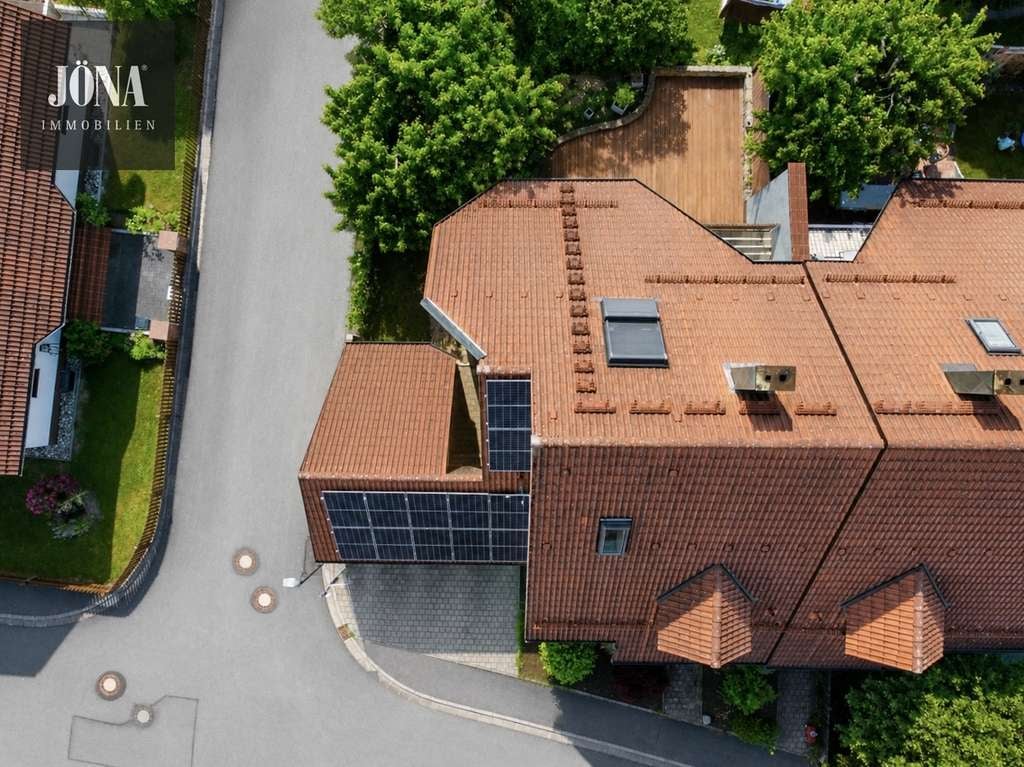 Immobilie in Eckersdorf - Familienglück trifft Zukunftsenergie – Doppelhaushälfte mit PV-Anlage, Wintergarten und Studioausbau - Bild 2