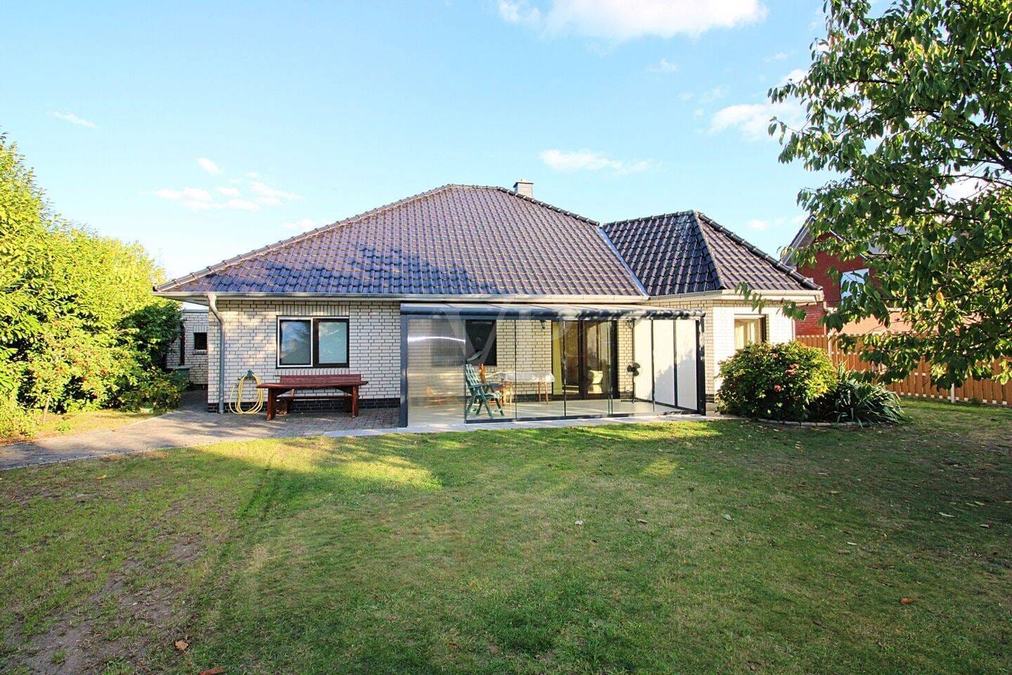 Immobilie in Hankensbüttel - GEPFLEGTER BUNGALOW  - MIT WINTERGARTEN, KAMIN UND GARAGE - Bild 2