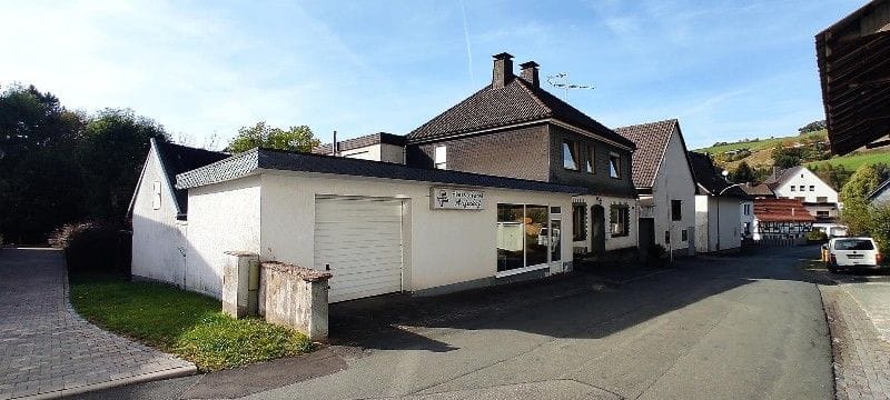 Immobilie in Medebach - Zwei Wohneinheiten mit großem Gewerbebereich und Garagen, Nähe Winterberg - Bild 0