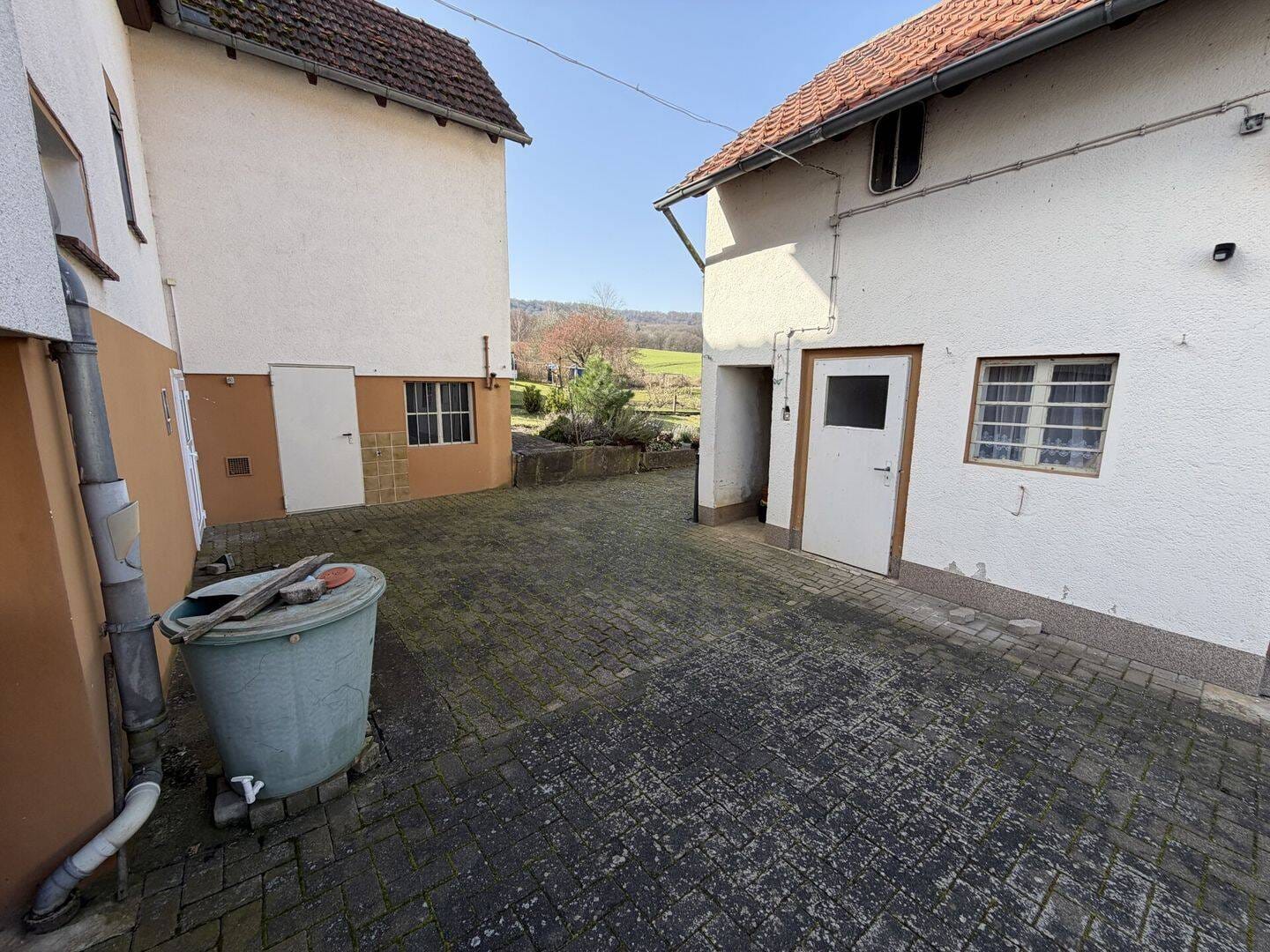 Immobilie in Wehretal - Charmantes Einfamilienhaus mit großem Grundstück, Nebengebäude & traumhaftem Blick ins Grüne - Bild 2
