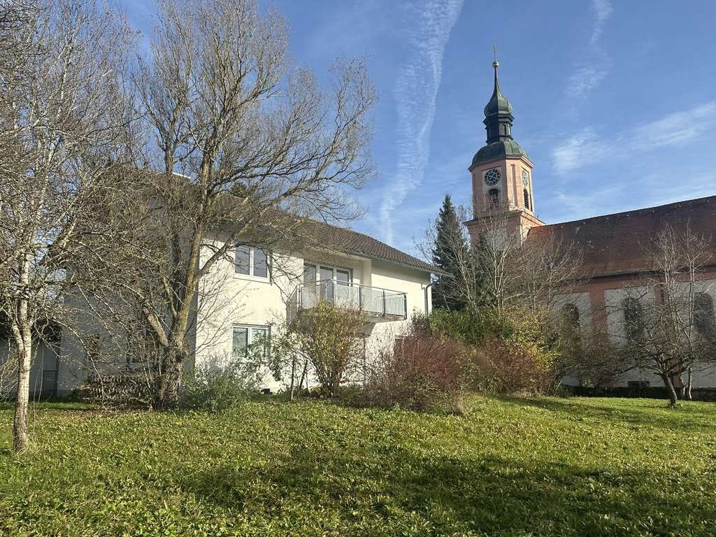 Immobilie in Hüfingen - 60er-Jahre Pfarrhaus mit paradiesischem Garten (Erbpacht) bei Donaueschingen - Bild 0