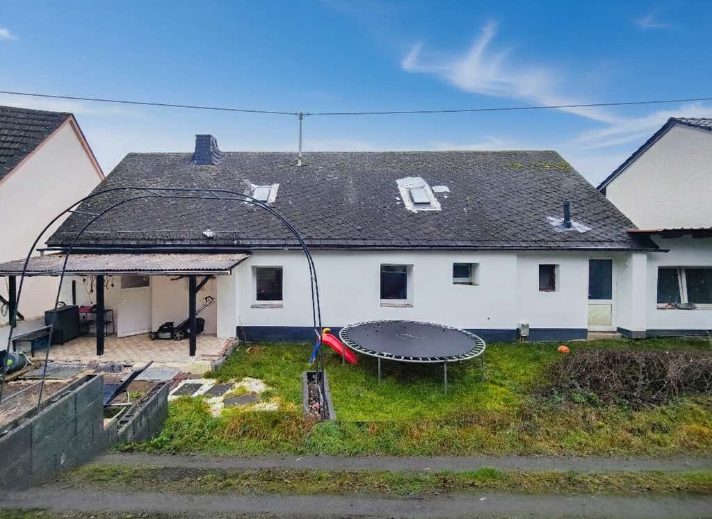 Immobilie in Gemünden - Massiv gebautes Doppelhaus mit Garten, Terrasse und Erweiterungspotenzial! - Bild 1