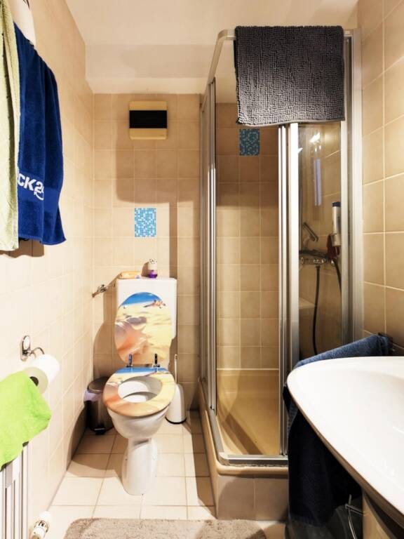Immobilie in Beuren - Stilvolle 3-Zimmer-Maisonettewohnung mit Balkon, zwei Bädern und Stellplätzen in attraktiver Lage von Beuren (Wohn-und Geschäftshaus) - Bild 1