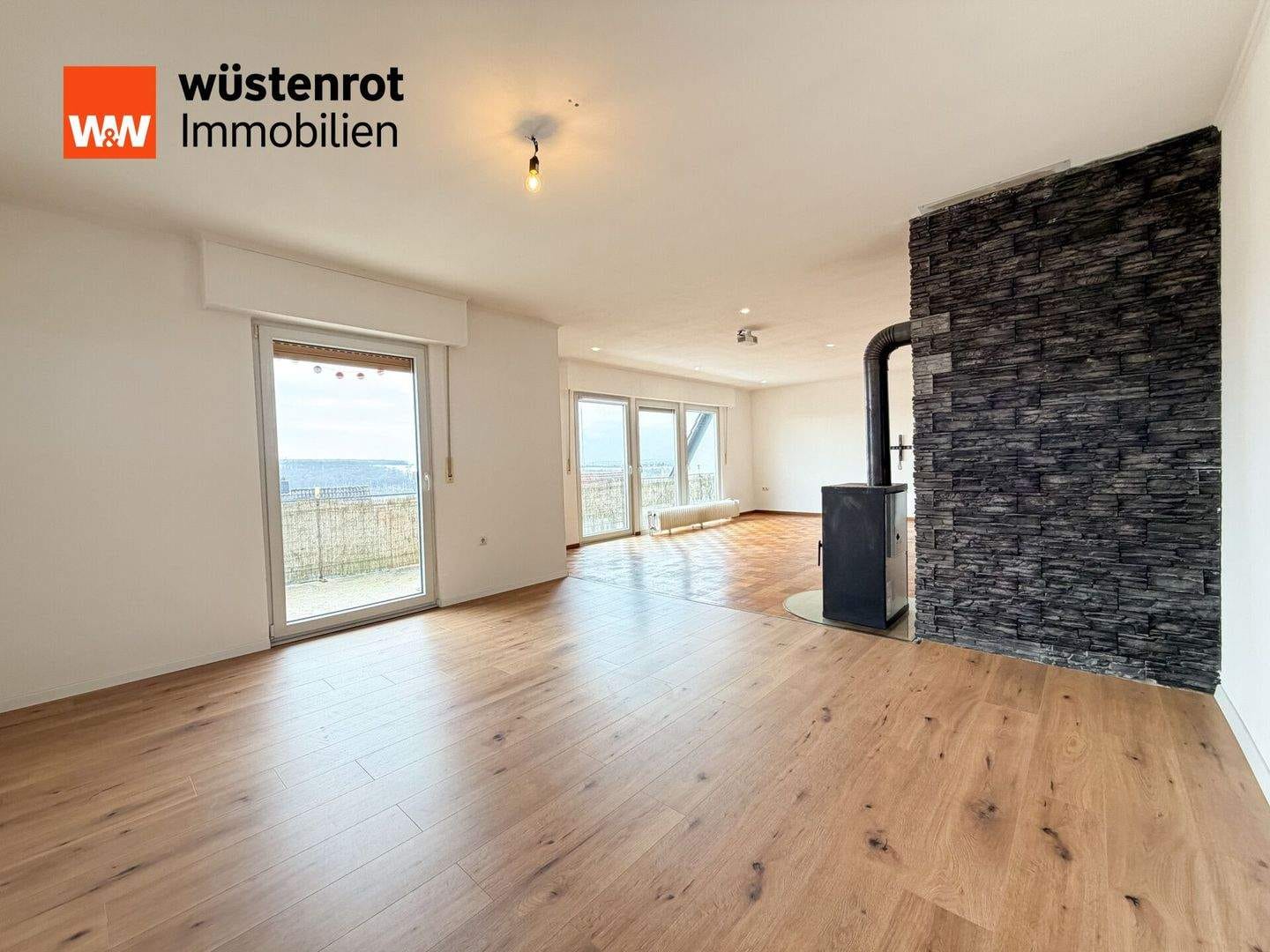 Immobilie in Schonungen - Wohnträume auf zwei Ebenen - modernisierte Maisonette ETW mit Kaminflair und Balkon - Bild 0