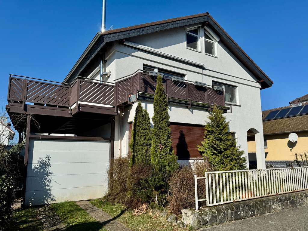 Immobilie in Großkrotzenburg - Großzügige Maisonette-Wohnung mit Terrasse, Balkon, Kamin und zugeordnetem Außenbereich - Bild 0