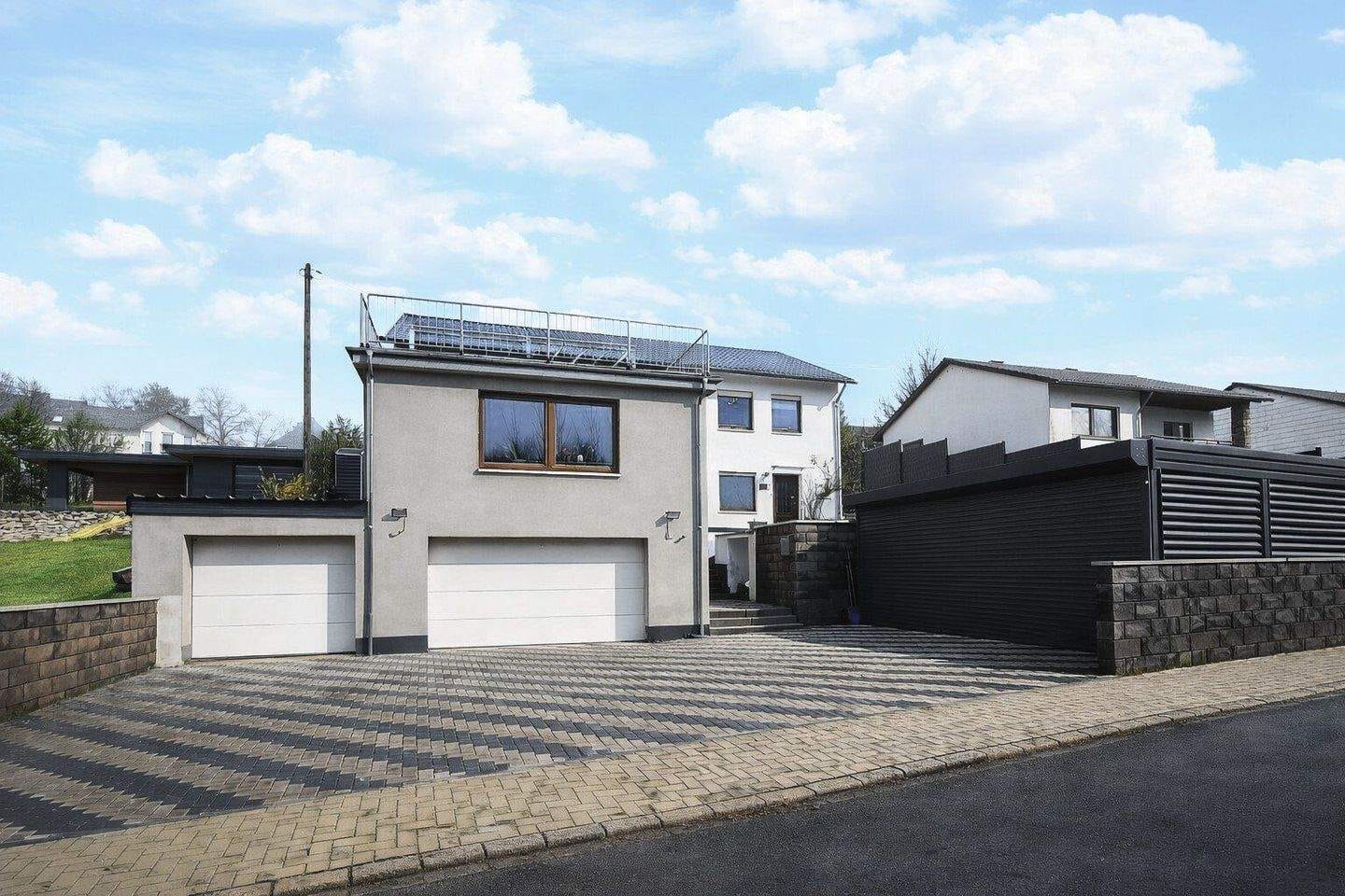 Immobilie in Hermeskeil - Stilvoll wohnen mit viel Platz: Modernisiertes Familienhaus mit besonderen Highlights und Option auf zwei Wohneinheiten - Bild 0