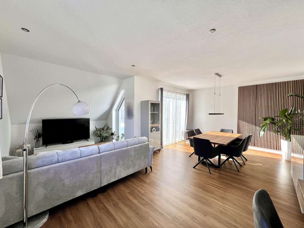 Immobilie in Kirchdorf an der Iller - Moderne und zentrale Wohnung mit Einbauküche, 2 Balkonen und 2 TG‑Stellplätzen - Bild 2