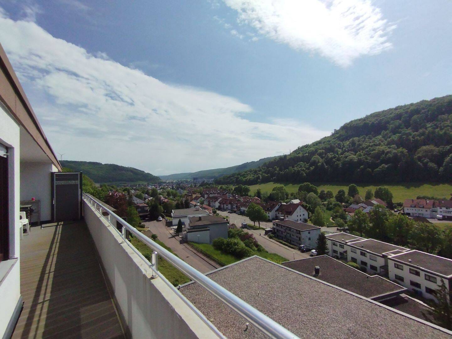 Immobilie in Oberkochen - Helle, renovierte Wohnung mit Balkon in Aussichtslage - Bild 2