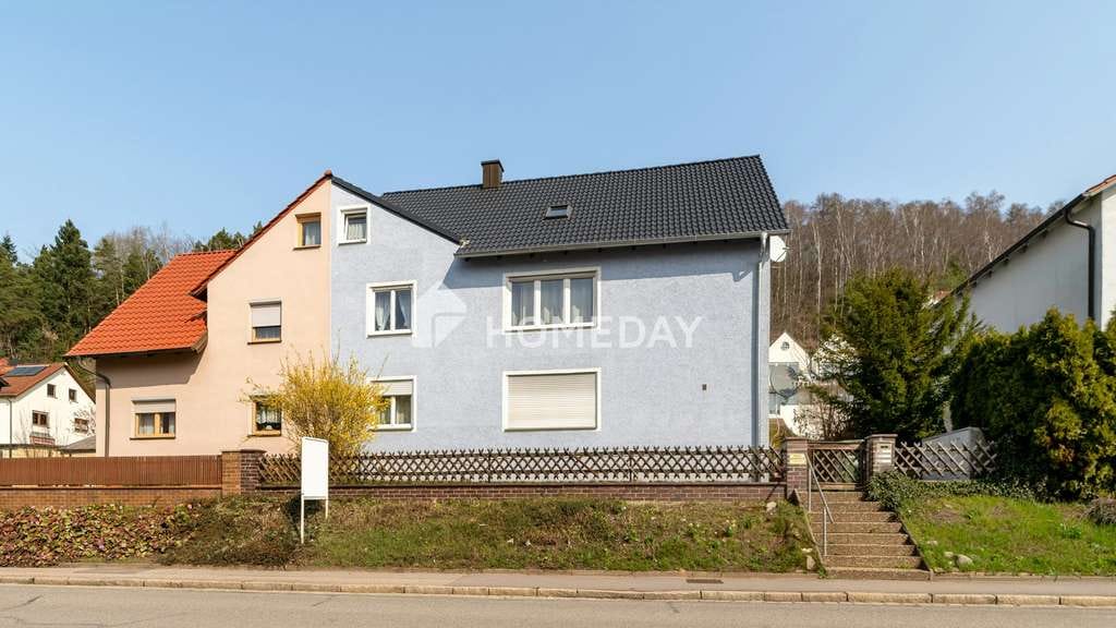 Immobilie in Schwandorf - Attraktives Mehrfamilienhaus mit drei großzügigen Einheiten, Garagen und stabilem Mietverhältnis - Bild 0