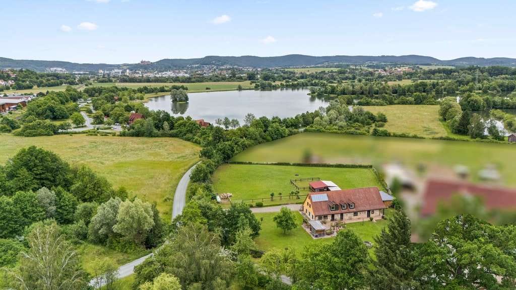 Immobilie in Mainleus - Traumlage am See! Kernsaniertes Anwesen mit Pferdekoppel und weitläufigem Grundstück - Bild 1