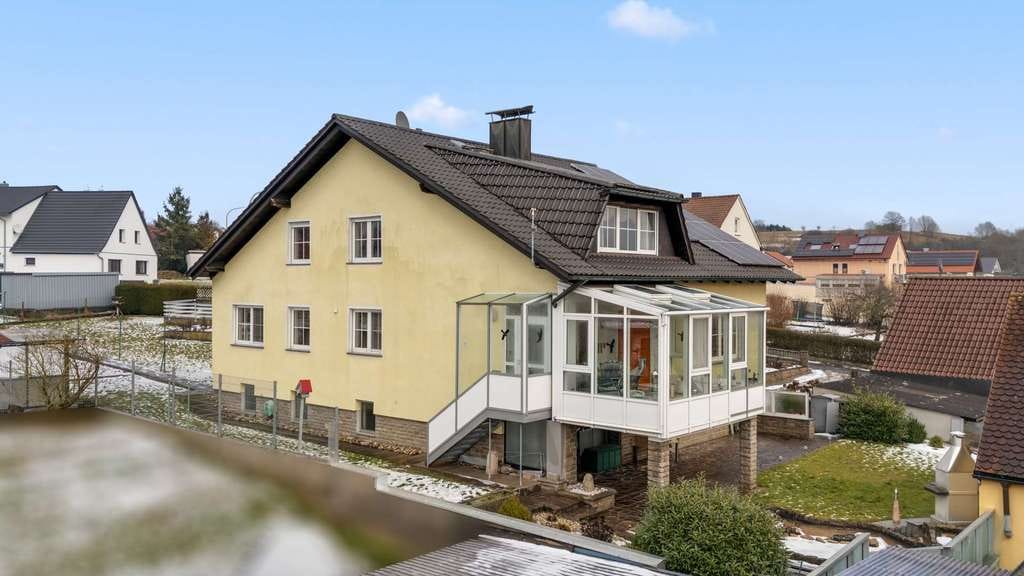 Immobilie in Lisberg - Traumhafte Lage! Gepflegtes Einfamilienhaus mit schönem Grundstück, Wintergarten und großer Terrasse - Bild 3