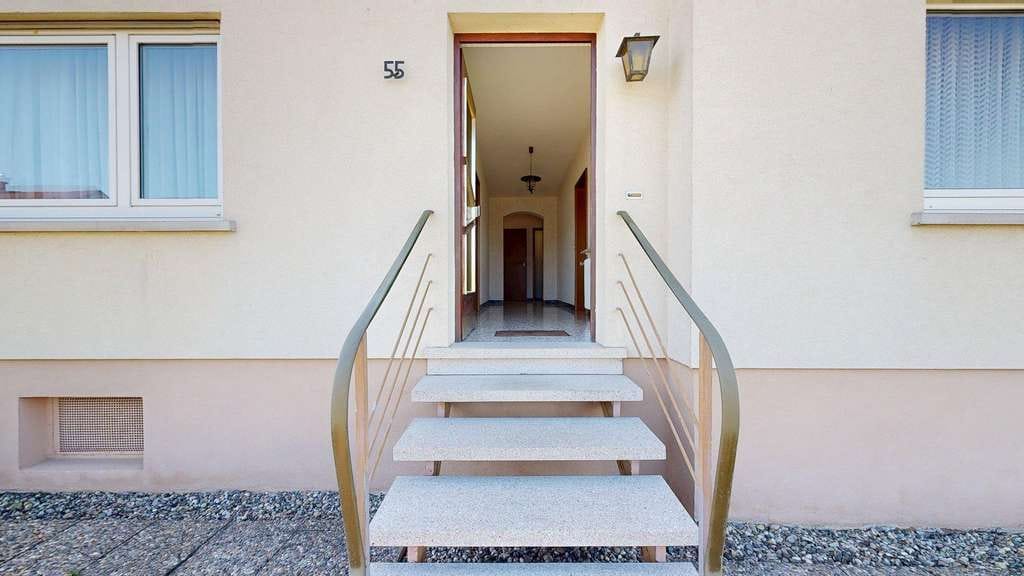 Immobilie in Billigheim-Ingenheim - ~~ GROSSZÜGIGES WOHNHAUS MIT GARTEN, BALKON UND ZWEI GARAGEN - AUCH ALS ZWEIFAMILIENHAUS NUTZBAR ~~ - Bild 2