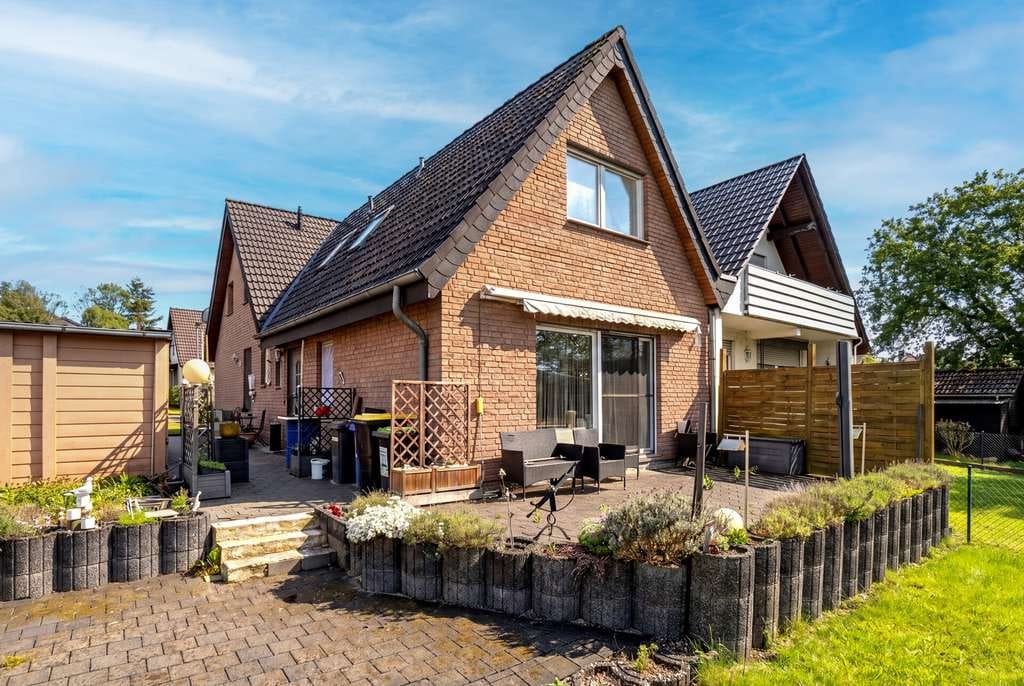 Immobilie in Herford - Zweifamilienhaus mit großem Garten und 2 Garagen - Bild 0