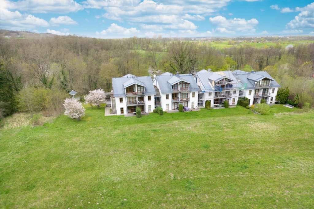 Immobilie in Wittenbeck - „Am Grün“: Jung mit Kamin, 2 Balkonen, Keller & Carport, in TOP Lage zwischen Golfplatz & Ostsee !!! - Bild 1
