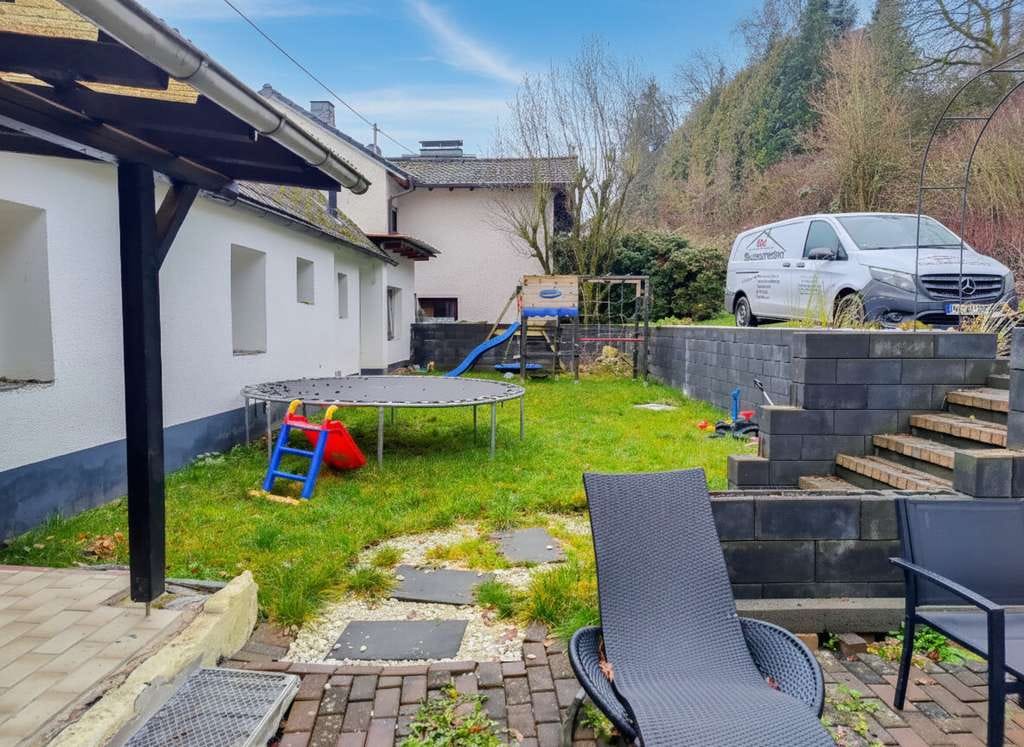 Immobilie in Gemünden - Massiv gebautes Doppelhaus mit Garten, Terrasse und Erweiterungspotenzial! - Bild 2