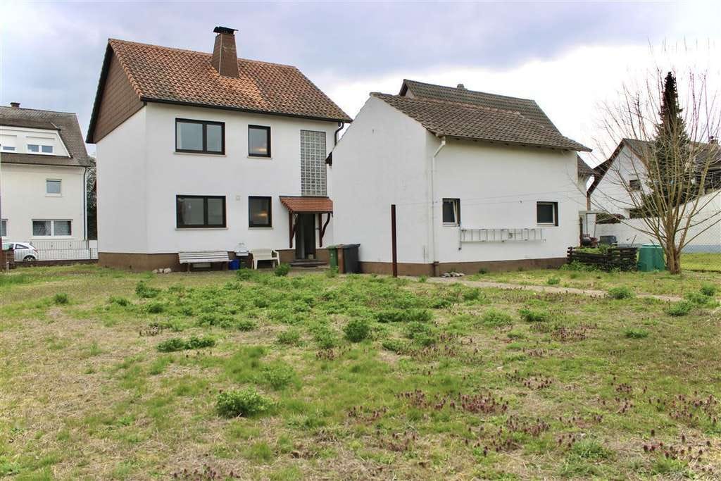 Immobilie in Neulußheim - Großzügiges Zweifamilienhaus in Toplage – freistehend mit weitläufigem Garten - Bild 0