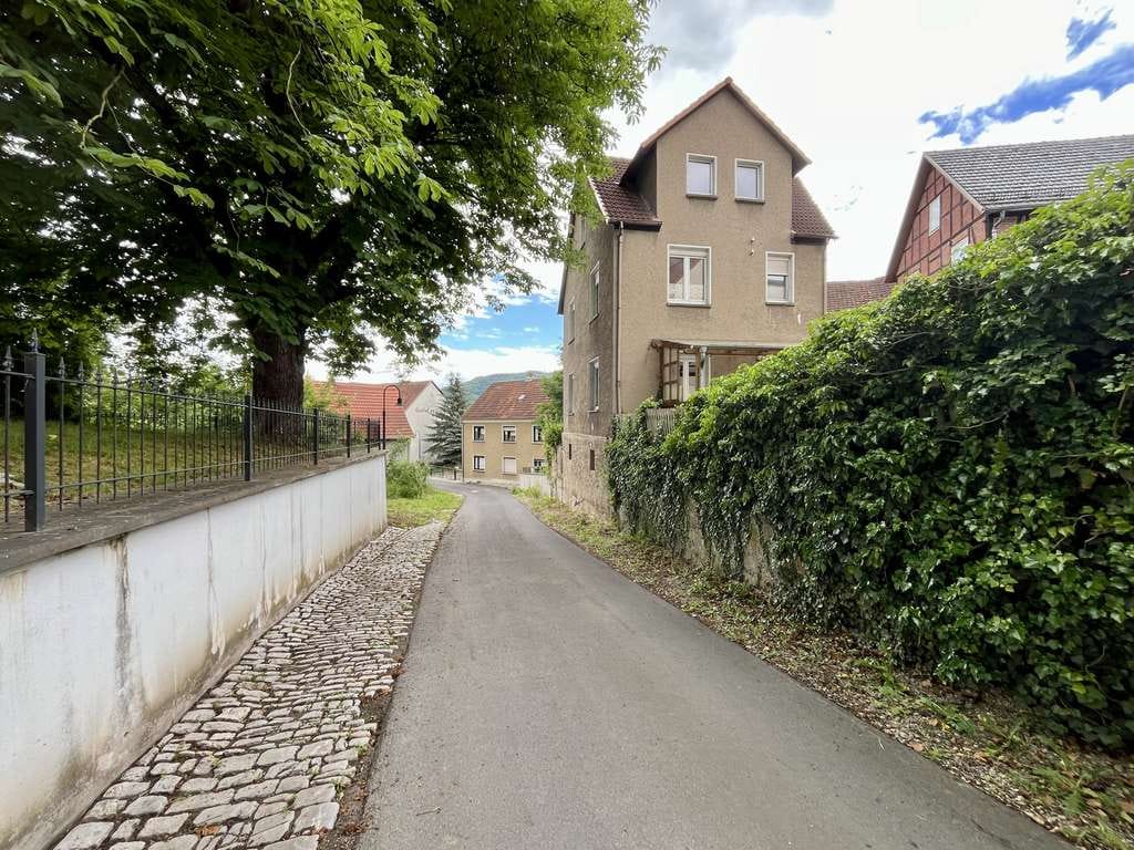 Immobilie in Treffurt - Teilmodernisiertes Einfamilienhaus mit Ausbaupotenzial, Scheune und idyllischem Gartengrundstück - Bild 1