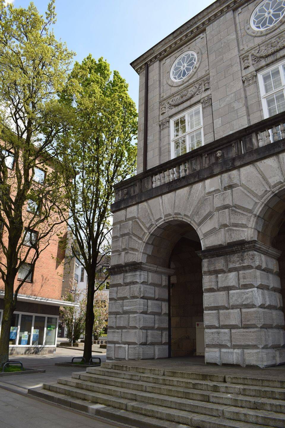 Immobilie in Mülheim an der Ruhr - Vollvermietetes Wohn- und Geschäftshaus mit Ladenlokal  im Erdgeschoss – am historischen Rathaus und Marktplatz!  - Bild 2