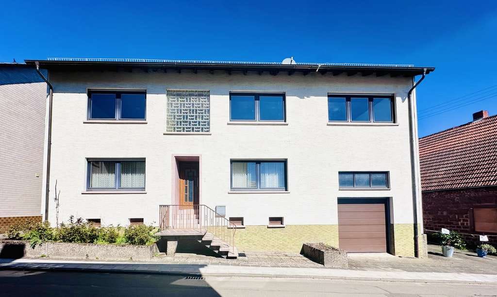 Immobilie in Queidersbach - Queidersbach - Geräumiges Ein-/Zweifamilienhaus mit Garage und Garten - Bild 0