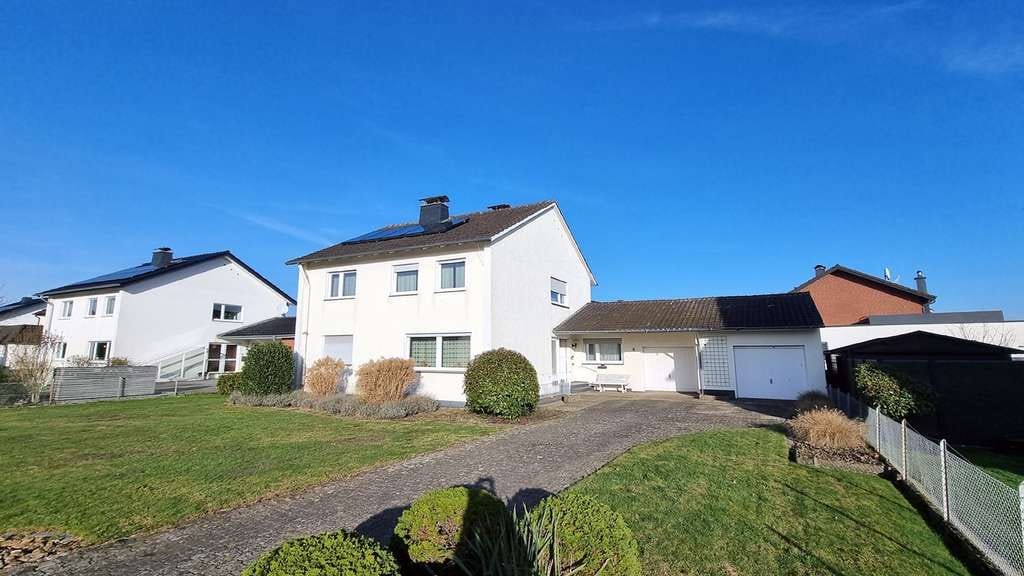 Immobilie in Verl - Solides Ein-/Zweifamilienhaus in ruhiger Lage von Verl-Sürenheide! - Bild 1