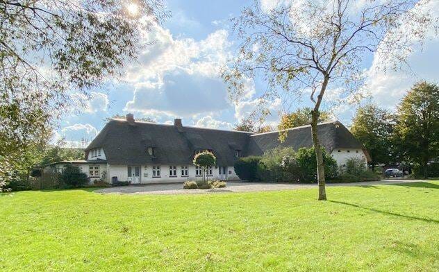 Immobilie in Süderlügum - Resthof unter Reet mit Ausbaugenehmigung für 2 weitere Wohnungen - Bild 1