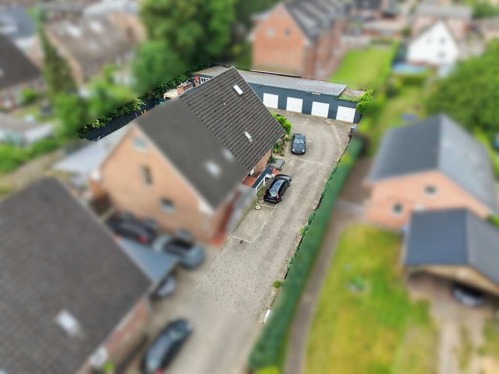 Immobilie in Lägerdorf - Faktor 12,64! Gepflegtes Zweifamilienhaus mit 6 Garagen in Lägerdorf! - Bild 1