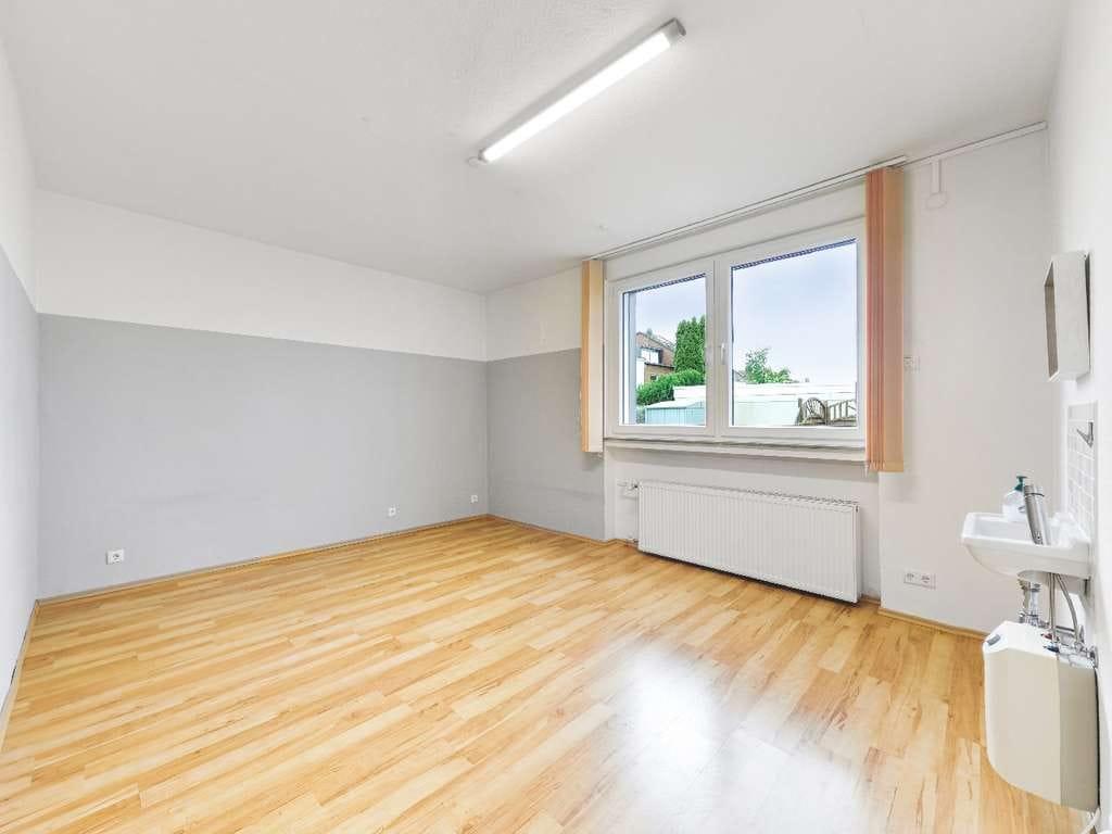 Immobilie in Leverkusen - NEU: Vermietetes 3-Familienhaus + angebauter Bungalow in attraktiver Kombination - Bild 2