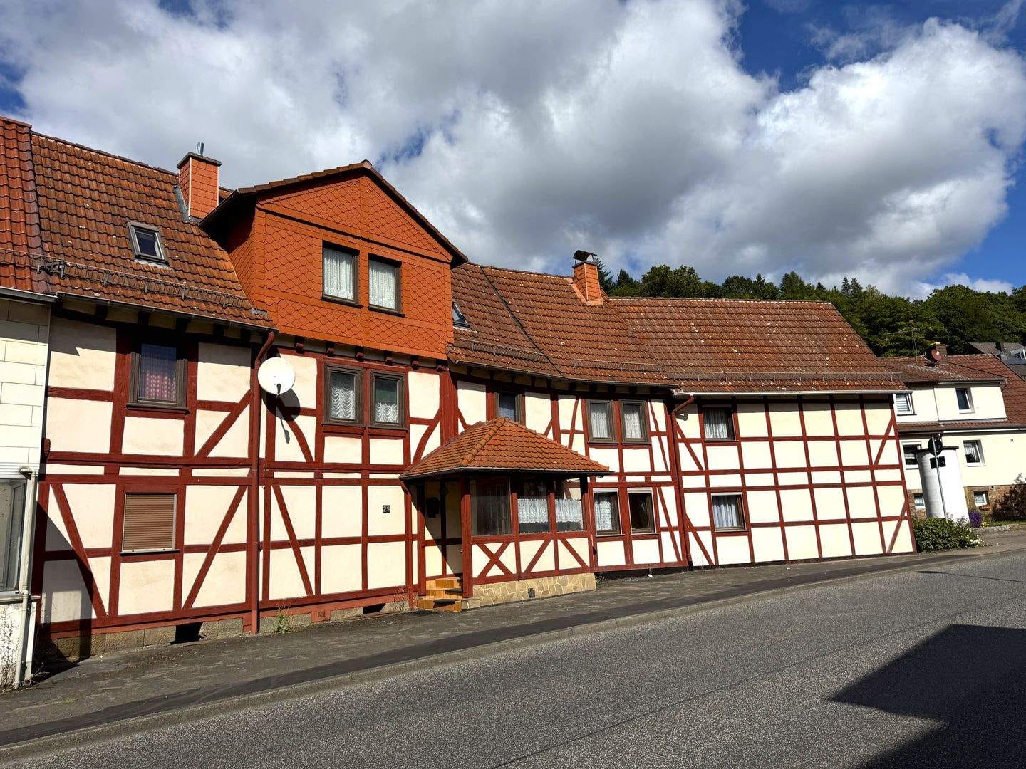 Immobilie in Helsa - Wohnen mit Fachwerkhaus-Charme im schönen Helsa - Bild 1