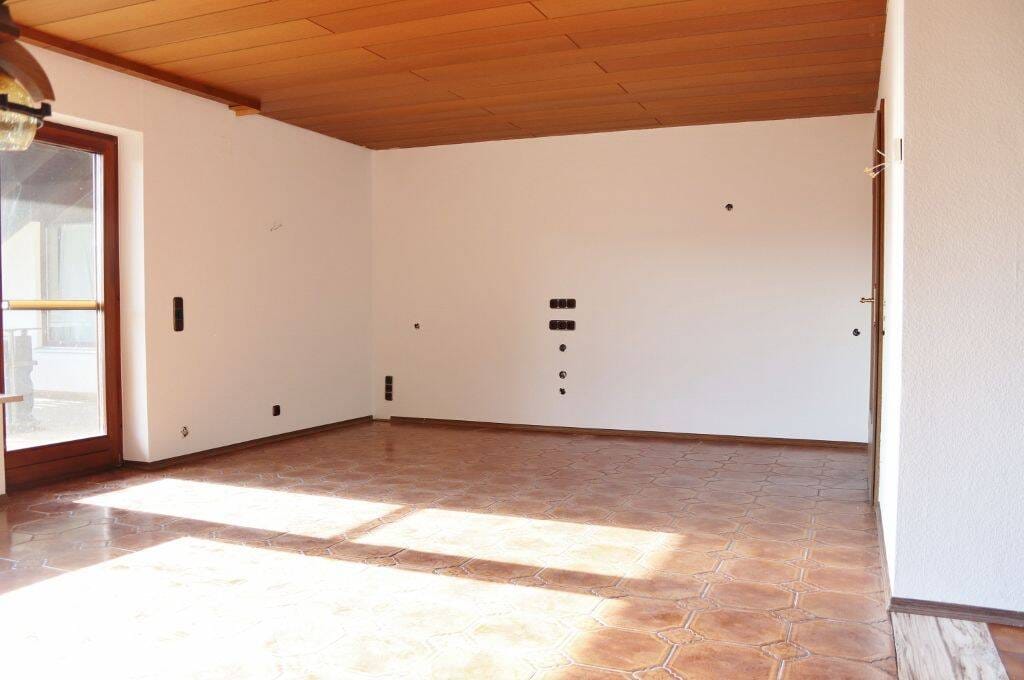 Immobilie in Wangen im Allgäu - Großzügige 4,5 - Zimmer - Etagenwohnung mit Balkon, Garage und Gartenanteil in Wangen / Epplings - Bild 2
