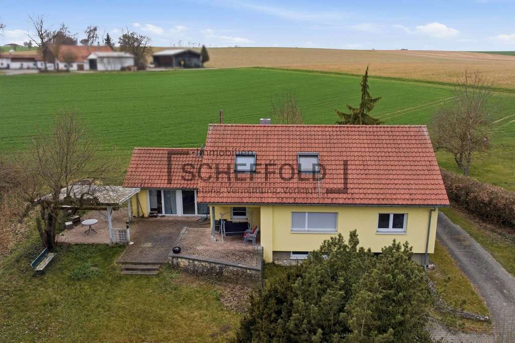 Immobilie in Burgrieden - Raumwunder! Einfamilienhaus in naturnaher Lage und großem Grundstück - Bild 2