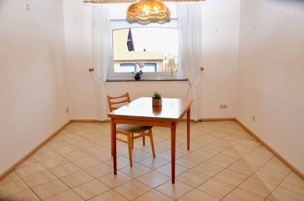 Immobilie in Apelern - Großzügiges Einfamilienhaus mit wohnähnlich ausgebautem Keller, Doppelgarage und großem Grundstück - Bild 2