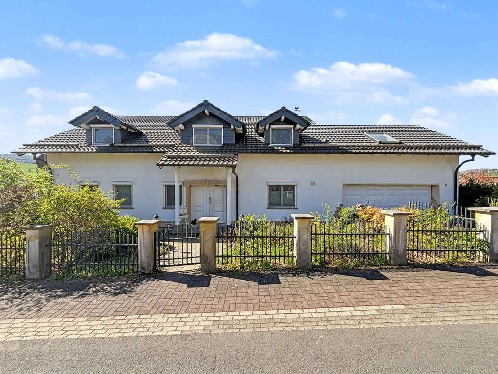 Immobilie in Gersfeld - Hochwertiges Einfamilienhaus mit Einliegerwohnung, Praxisfläche &amp; Wohnrecht in Gersfeld - Bild 1