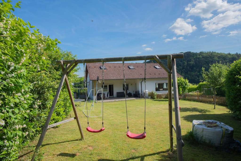 Immobilie in Weilrod - Großes EFH mit ELW (bisher Ferienwohnung) in Aussichtslage von Rod an der Weil. Käuferprovisionsfrei - Bild 1