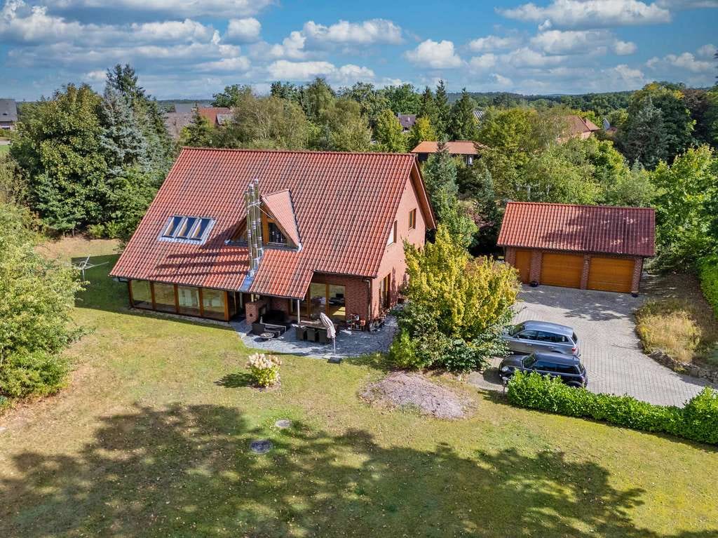 Immobilie in Barnstedt - Wohnen wie im eigenen Park: Traumhaus mit Wintergarten, Weitblick und Privatsphäre - Bild 1