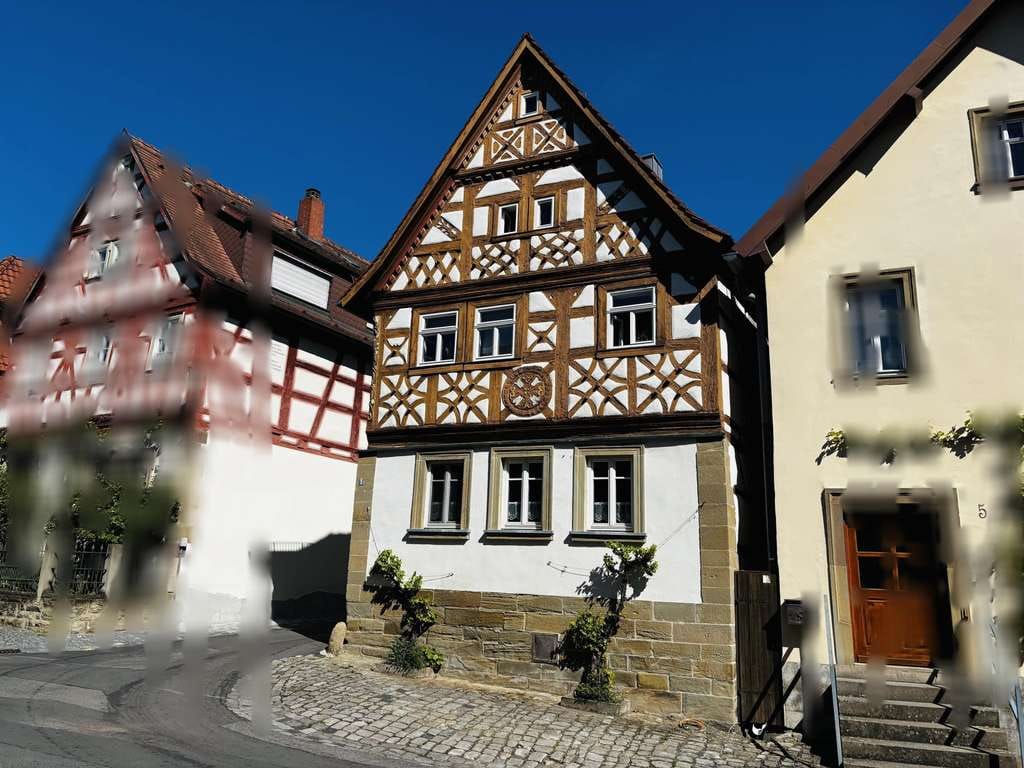 Immobilie in Zeil am Main - *EIGENBEZUG ODER GELDANLAGE* Schmuckes, liebevoll saniertes Fachwerkhaus mit 3 Wohnungen, Balkon, Ca - Bild 1