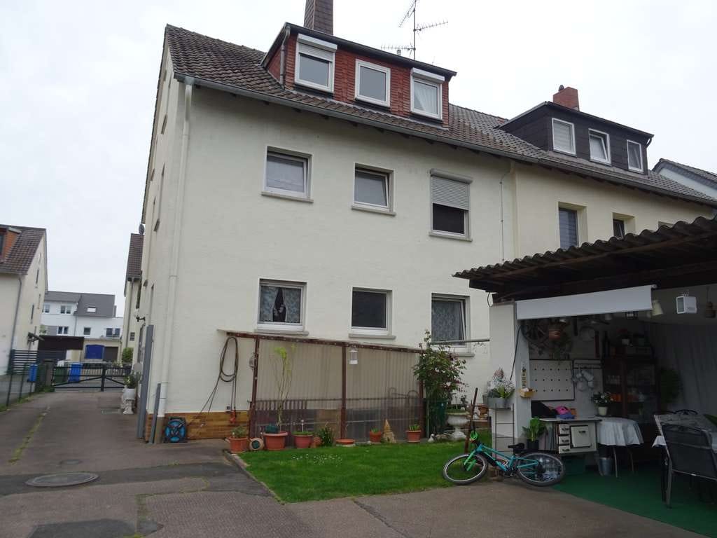 Immobilie in Ginsheim-Gustavsburg - Voll vermietetes Drei-Familienhaus mit zusätzlicher Lagerfläche - Bild 1