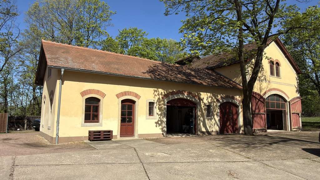 Immobilie in Radebeul - DENKMALGESCHÜTZTES KUTSCHER-HAUS ZUM AUSBAU IN RADEBEULER WEINBERGEN - Bild 0