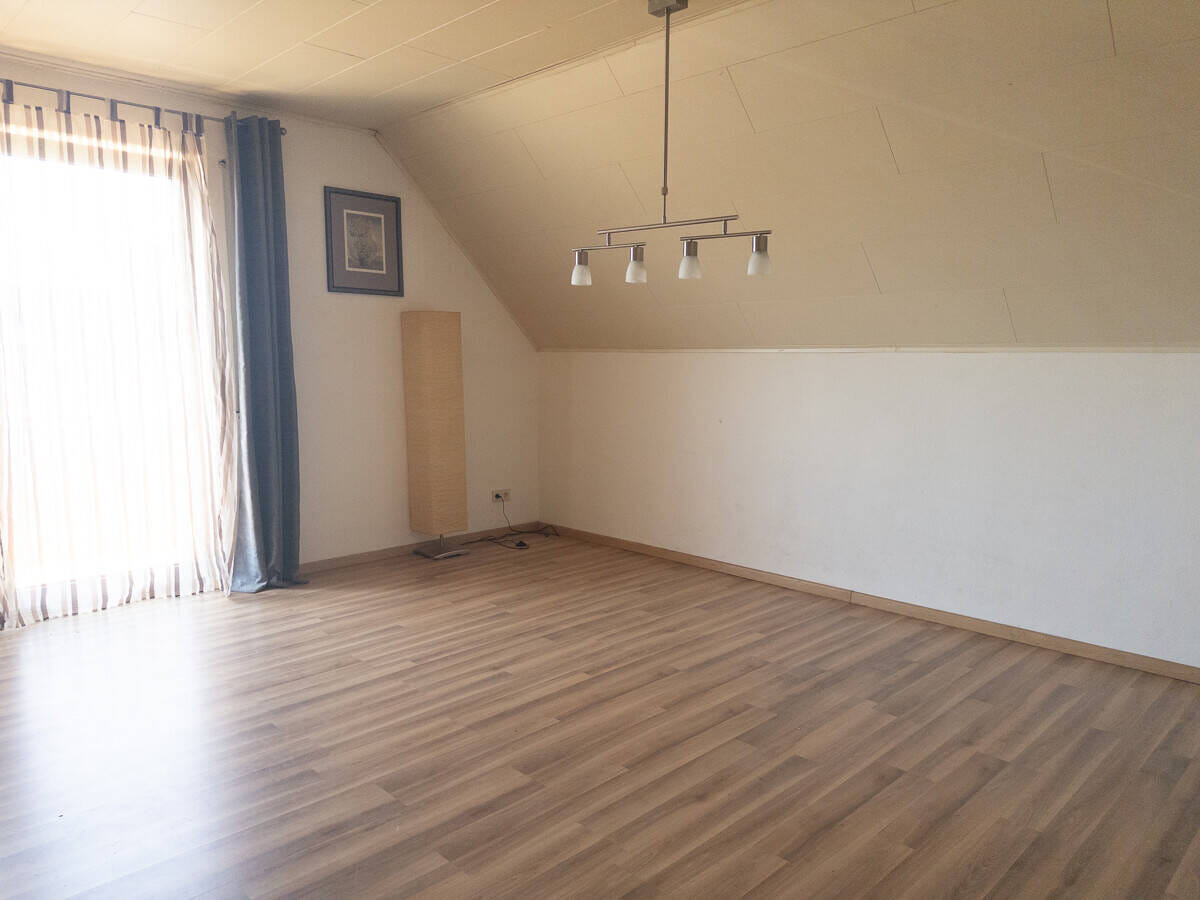 Immobilie in Asbach-Bäumenheim - Zweifamilienhaus mit drei Garagenstellplätzen ! - Bild 1