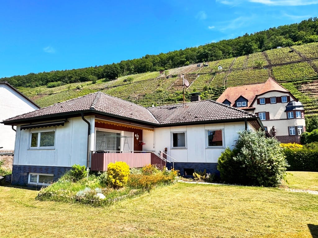 Immobilie in Klingenberg am Main - Renovierungsbedürftiger Winkelbungalow
auf großem Grundstück mit Weinbergblick - Bild 1