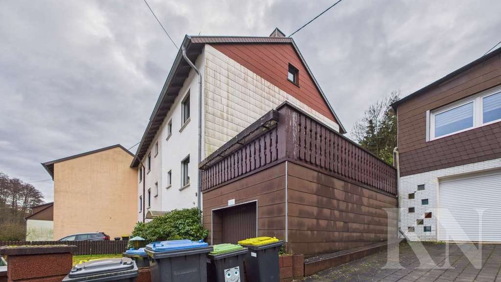 Immobilie in Sulzbach/Saar - Charmantes Einfamilienhaus mit großem Balkon und Garten - Bild 1