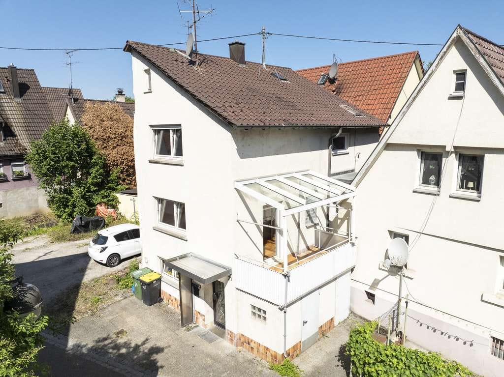 Immobilie in Freiberg am Neckar - Solide Grundlage für Ihr Wohnprojekt | Renovierungsbedürftige Doppelhaushälfte mit Potential - Bild 0