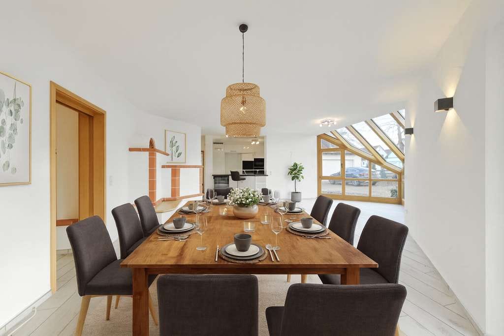 Immobilie in Adelsdorf - Einfamilienhaus mit Pool und zusätzlicher Halle auf großzügigem Grundstück - Bild 2
