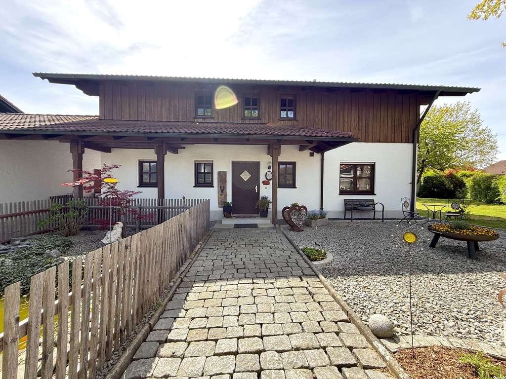 Immobilie in Fürstenzell - „Familienglück mit Herz: Gemütliches Nest mit Kachelofen in ruhiger Lage von Fürstenzell“ - Bild 1