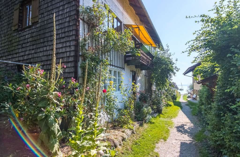 Immobilie in Chiemsee - Fraueninsel - Fischerhaus mit eigenem Seeufer, Bootsanleger, Bootshaus und Außenboje - Bild 2